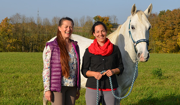 Die freiberufliche Pferdetrainerinnen Hannah König und Anja Lück